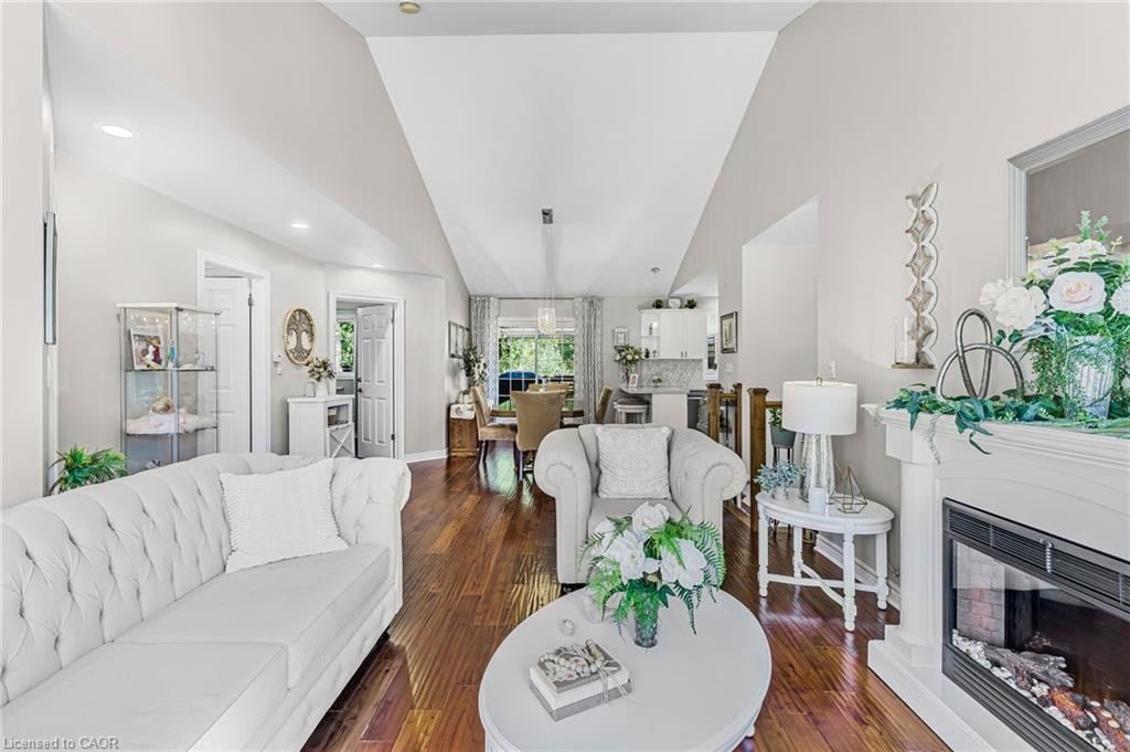 1220 Parkside Avenue, Fort Erie, ON - Indoor Photo Showing Living Room With Fireplace