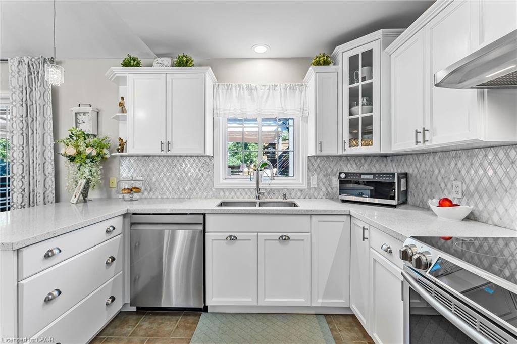 1220 Parkside Avenue, Fort Erie, ON - Indoor Photo Showing Kitchen With Stainless Steel Kitchen With Double Sink With Upgraded Kitchen