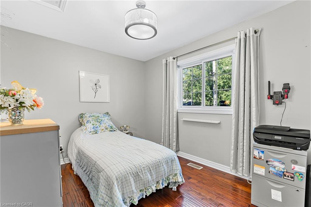 1220 Parkside Avenue, Fort Erie, ON - Indoor Photo Showing Bedroom