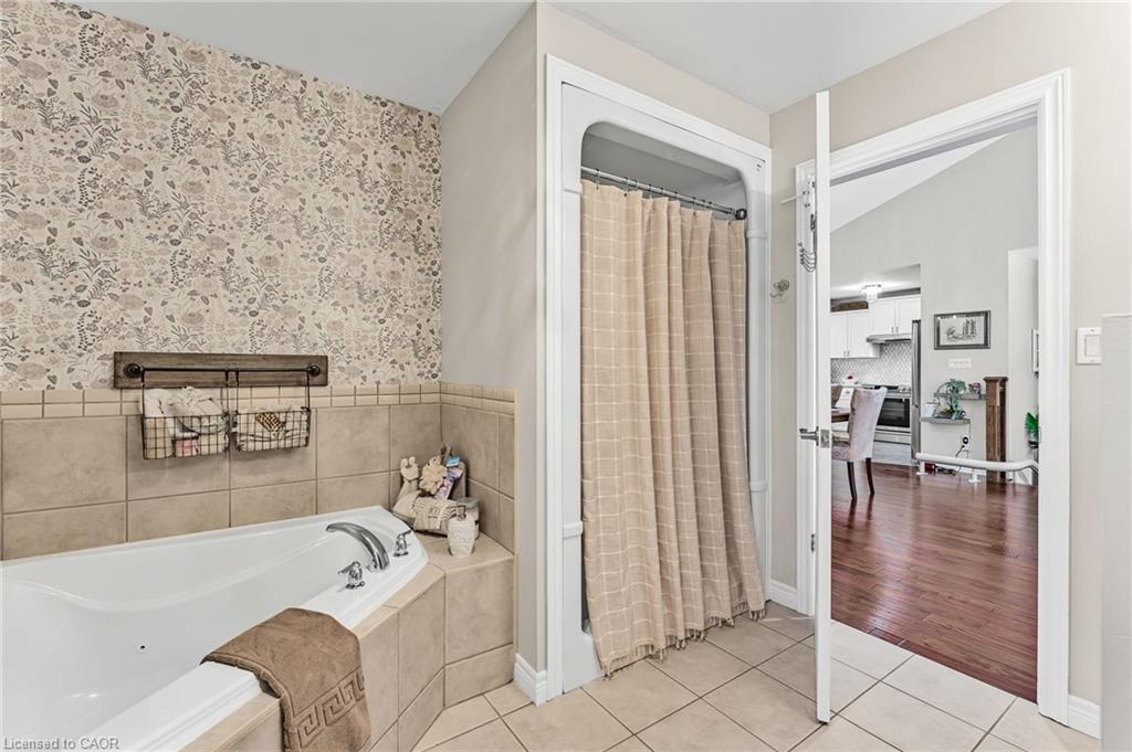 1220 Parkside Avenue, Fort Erie, ON - Indoor Photo Showing Bathroom