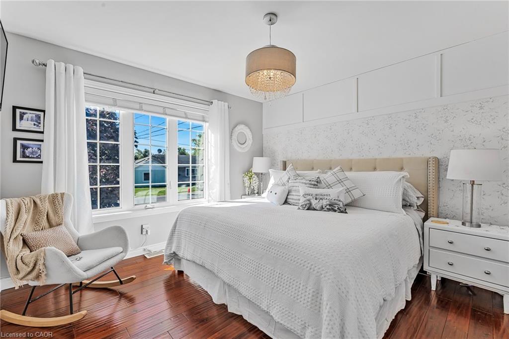 1220 Parkside Avenue, Fort Erie, ON - Indoor Photo Showing Bedroom