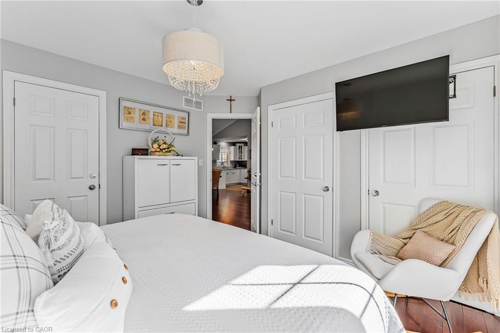 1220 Parkside Avenue, Fort Erie, ON - Indoor Photo Showing Bedroom