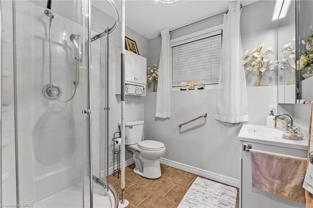1220 Parkside Avenue, Fort Erie, ON - Indoor Photo Showing Bathroom