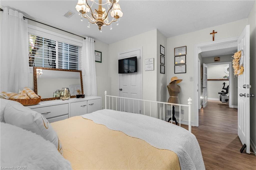 1220 Parkside Avenue, Fort Erie, ON - Indoor Photo Showing Bedroom