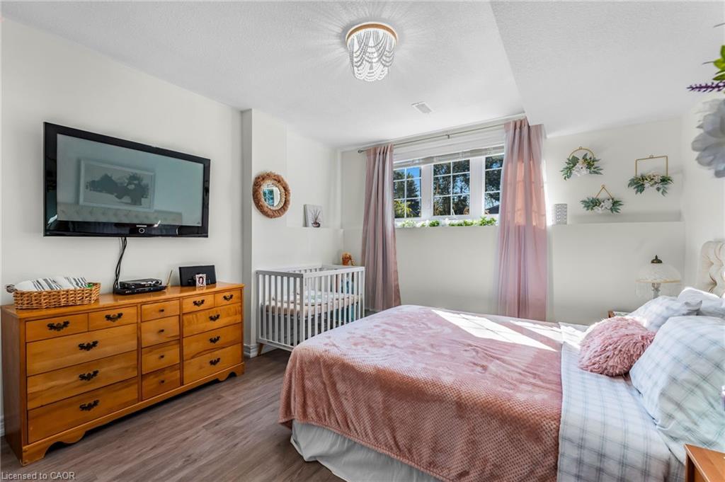 1220 Parkside Avenue, Fort Erie, ON - Indoor Photo Showing Bedroom