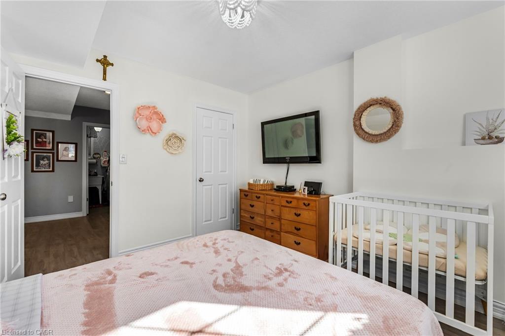 1220 Parkside Avenue, Fort Erie, ON - Indoor Photo Showing Bedroom