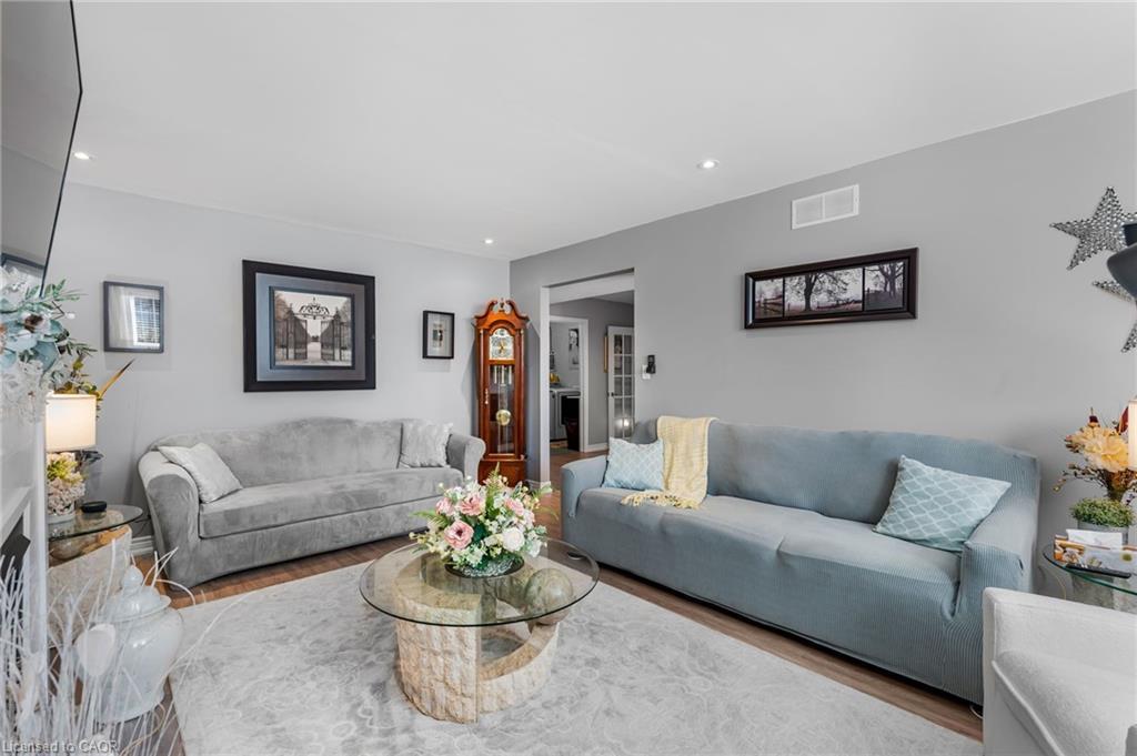 1220 Parkside Avenue, Fort Erie, ON - Indoor Photo Showing Living Room