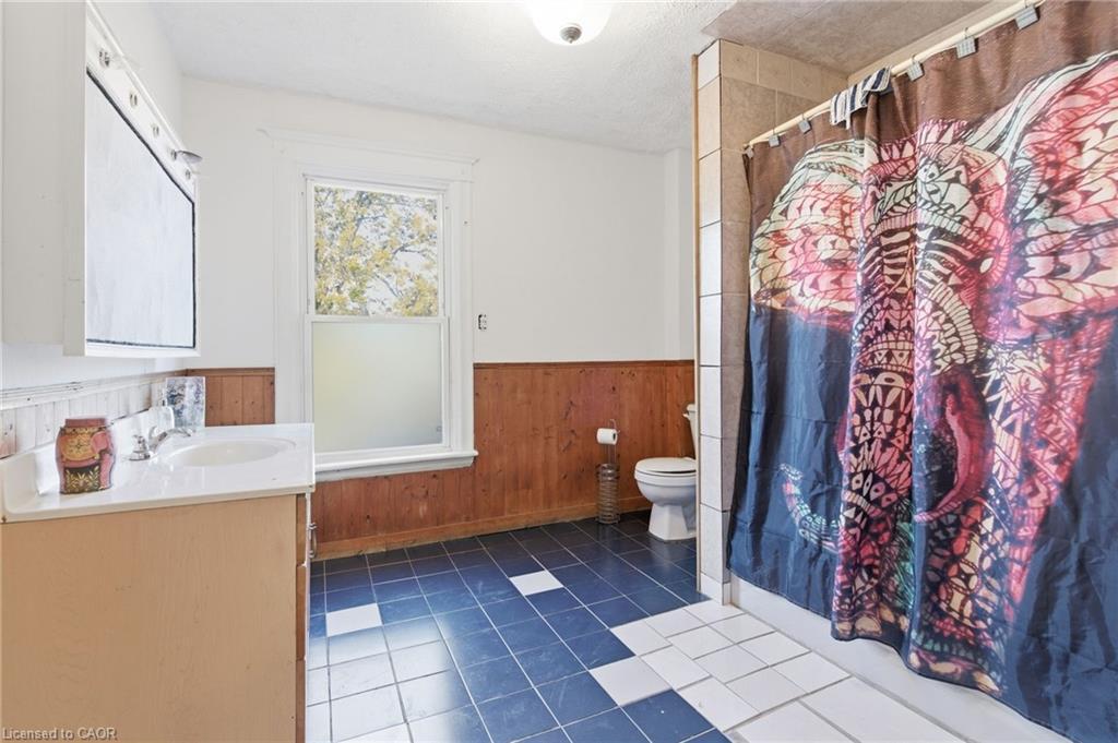 59 Francis Street, Hamilton, ON - Indoor Photo Showing Bathroom