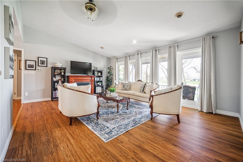 664 Maple Street, Brussels, ON - Indoor Photo Showing Living Room