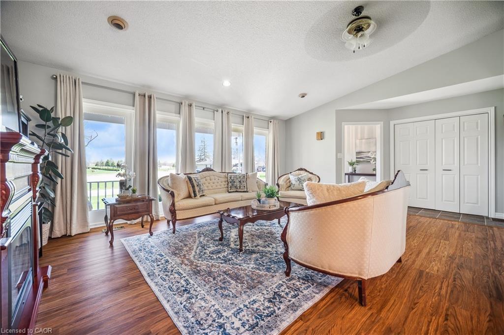 664 Maple Street, Brussels, ON - Indoor Photo Showing Living Room