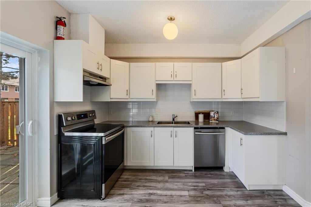 6-4199 Longmoor Drive, Burlington, ON - Indoor Photo Showing Kitchen
