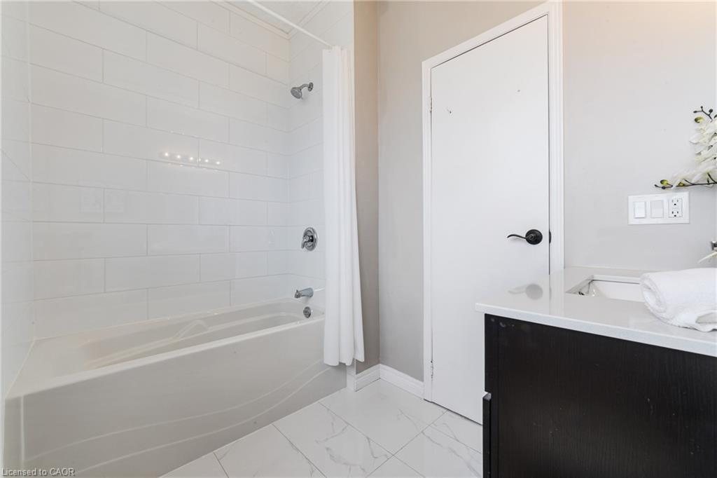 6-4199 Longmoor Drive, Burlington, ON - Indoor Photo Showing Bathroom