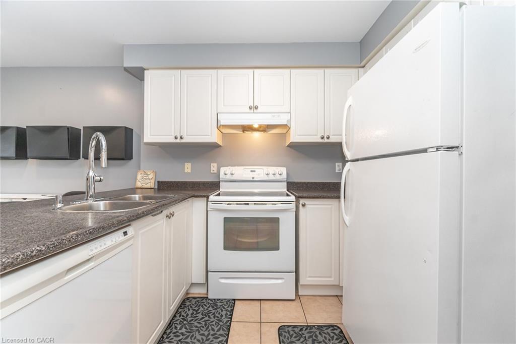 38-271 Richvale Drive S, Brampton, ON - Indoor Photo Showing Kitchen With Double Sink