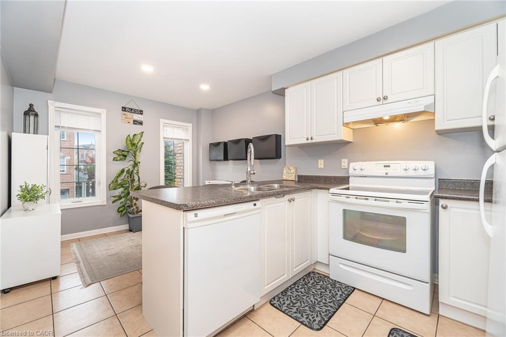 38-271 Richvale Drive S, Brampton, ON - Indoor Photo Showing Kitchen With Double Sink
