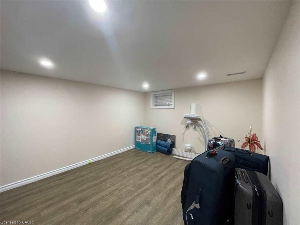 Lower Level-330 Elliott Street W, Windsor, ON - Indoor Photo Showing Other Room