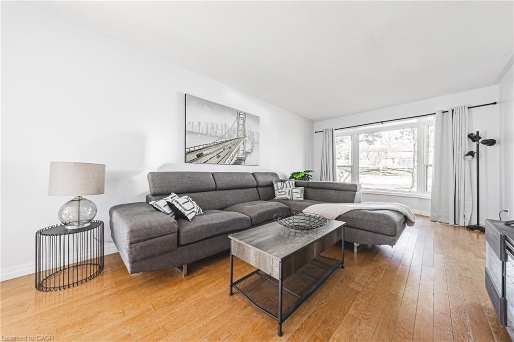 4-2220 Upper Middle Road, Burlington, ON - Indoor Photo Showing Living Room