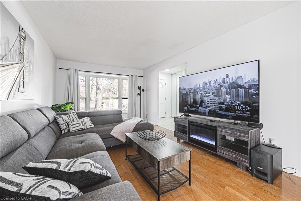4-2220 Upper Middle Road, Burlington, ON - Indoor Photo Showing Living Room
