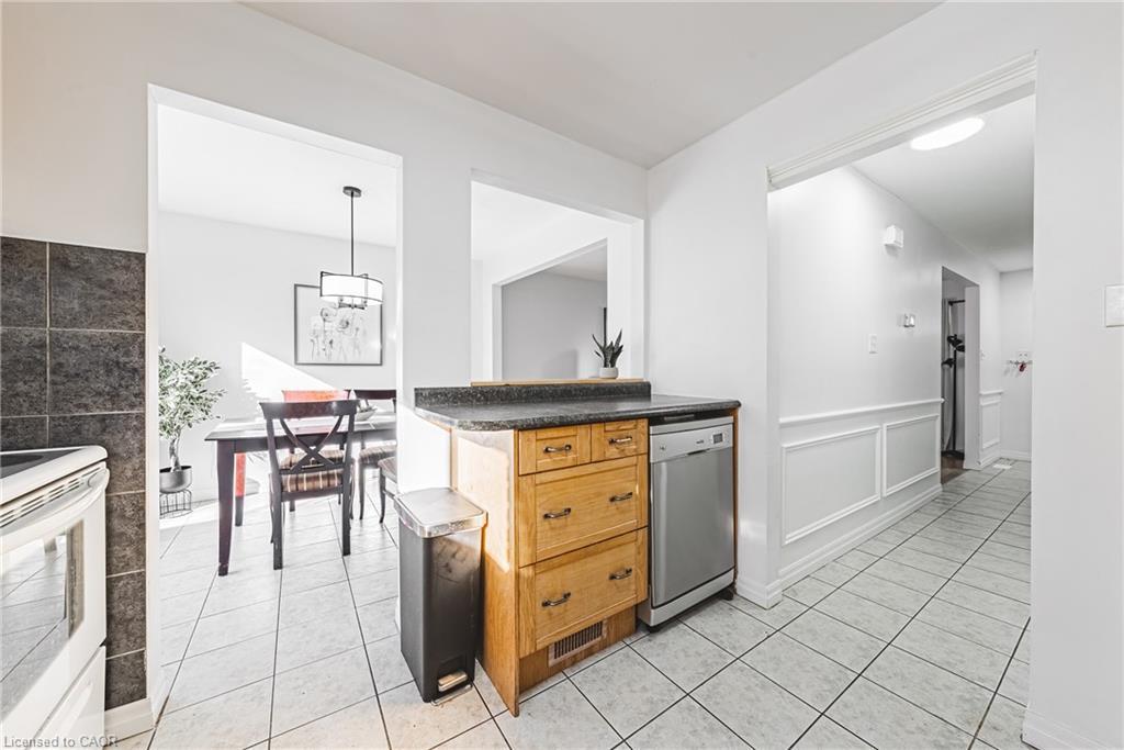 4-2220 Upper Middle Road, Burlington, ON - Indoor Photo Showing Kitchen