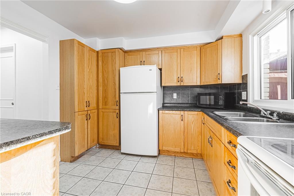 4-2220 Upper Middle Road, Burlington, ON - Indoor Photo Showing Kitchen With Double Sink