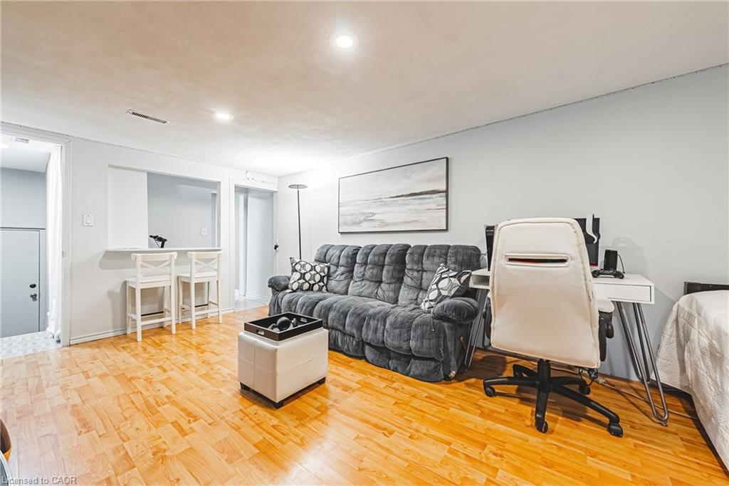 4-2220 Upper Middle Road, Burlington, ON - Indoor Photo Showing Living Room