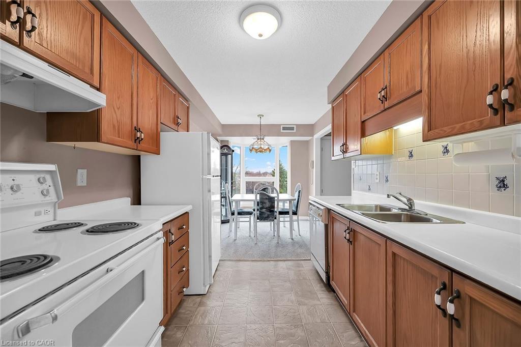 309-416 Limeridge Road E, Hamilton, ON - Indoor Photo Showing Kitchen With Double Sink