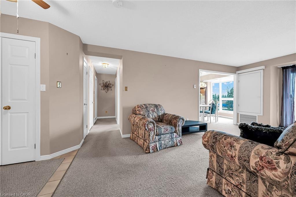 309-416 Limeridge Road E, Hamilton, ON - Indoor Photo Showing Living Room