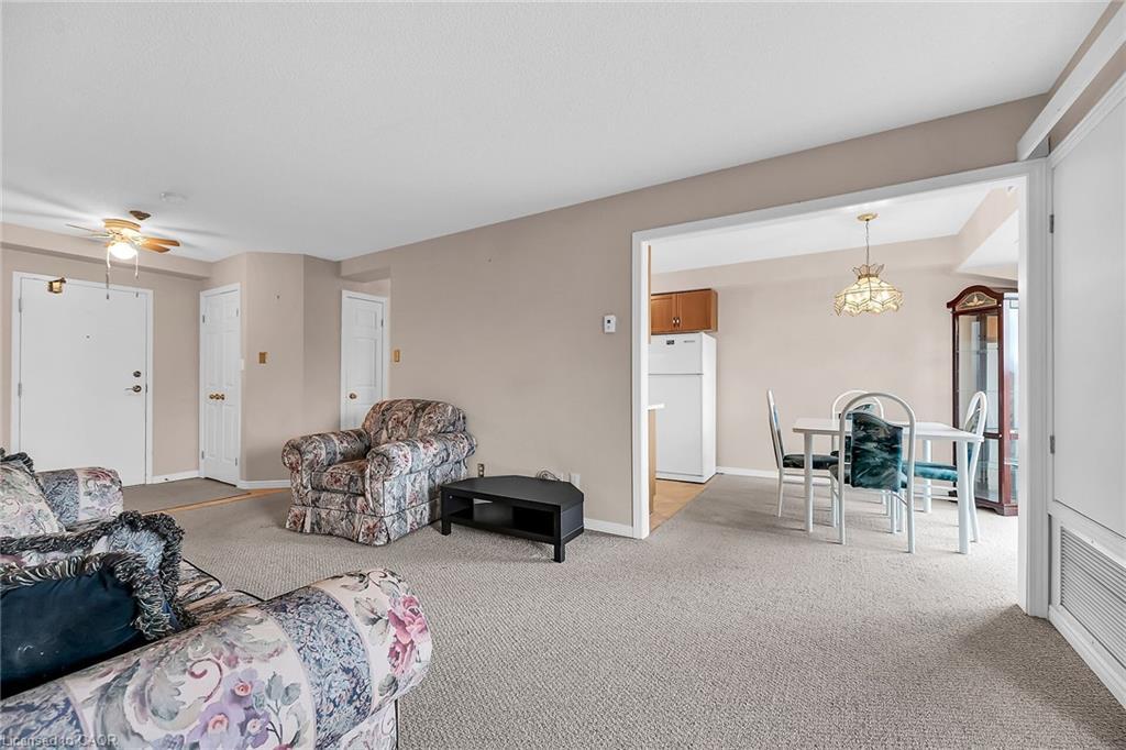 309-416 Limeridge Road E, Hamilton, ON - Indoor Photo Showing Living Room