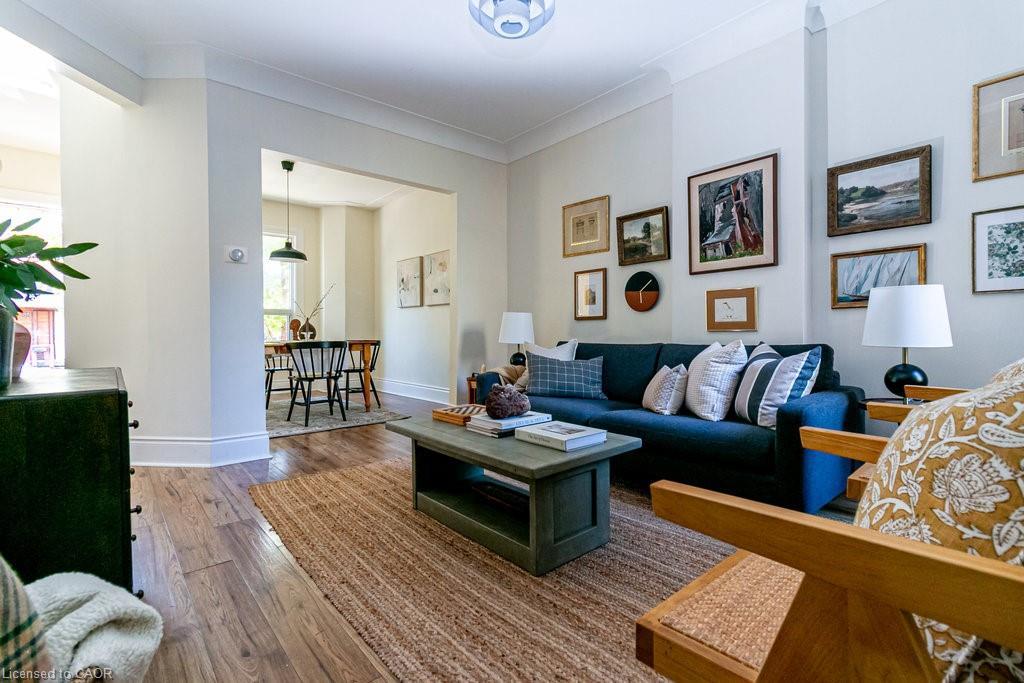 49 Madison Avenue, Hamilton, ON - Indoor Photo Showing Living Room