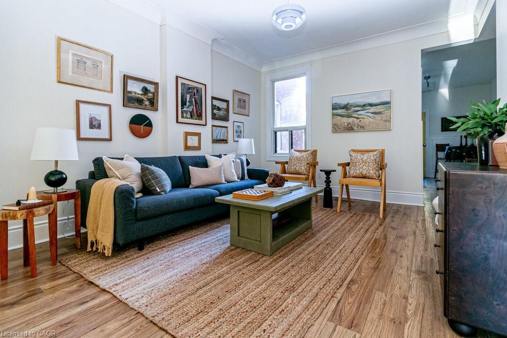 49 Madison Avenue, Hamilton, ON - Indoor Photo Showing Living Room