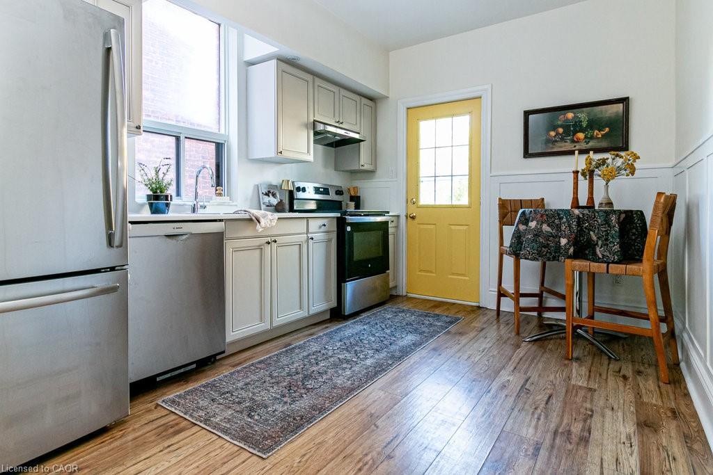 49 Madison Avenue, Hamilton, ON - Indoor Photo Showing Kitchen