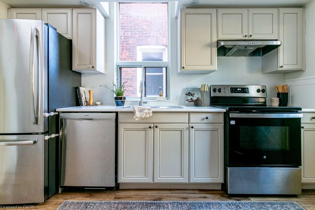 49 Madison Avenue, Hamilton, ON - Indoor Photo Showing Kitchen