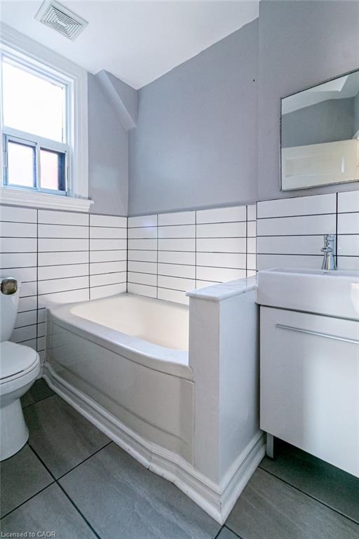 49 Madison Avenue, Hamilton, ON - Indoor Photo Showing Bathroom