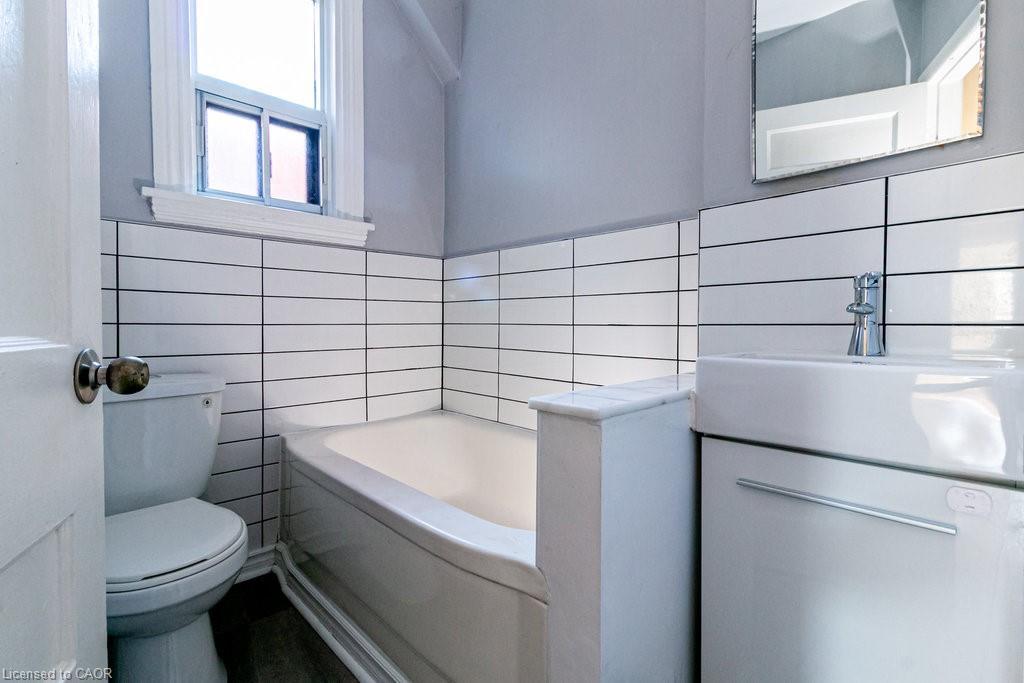 49 Madison Avenue, Hamilton, ON - Indoor Photo Showing Bathroom