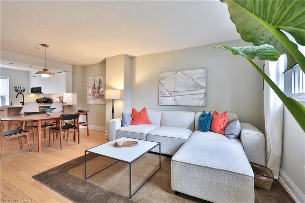 83-1055 Shawnmarr Road, Mississauga, ON - Indoor Photo Showing Living Room