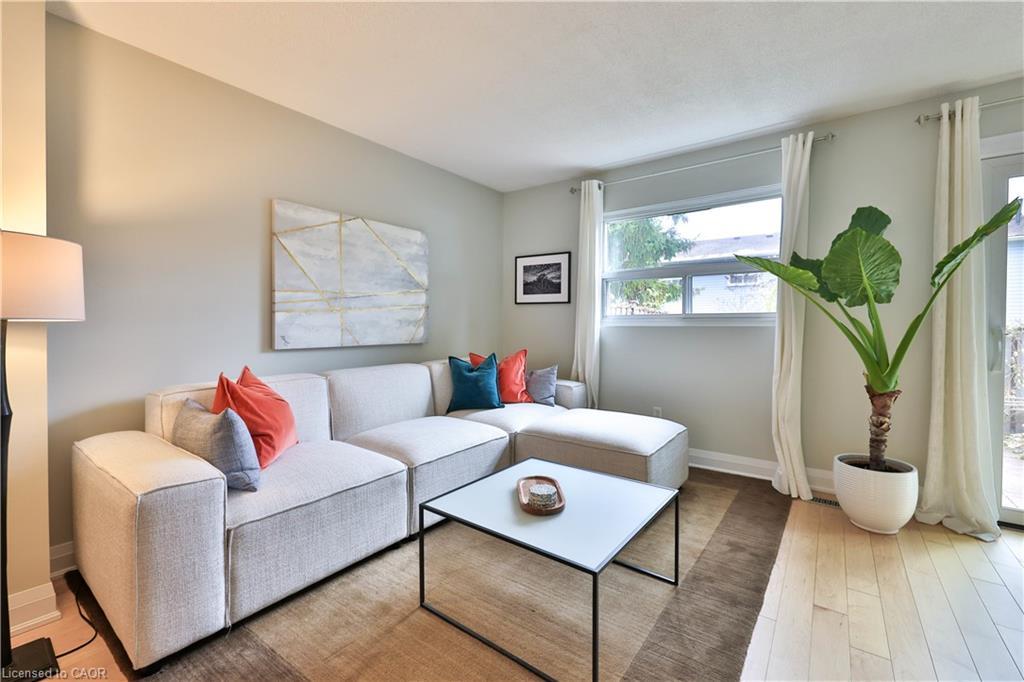83-1055 Shawnmarr Road, Mississauga, ON - Indoor Photo Showing Living Room