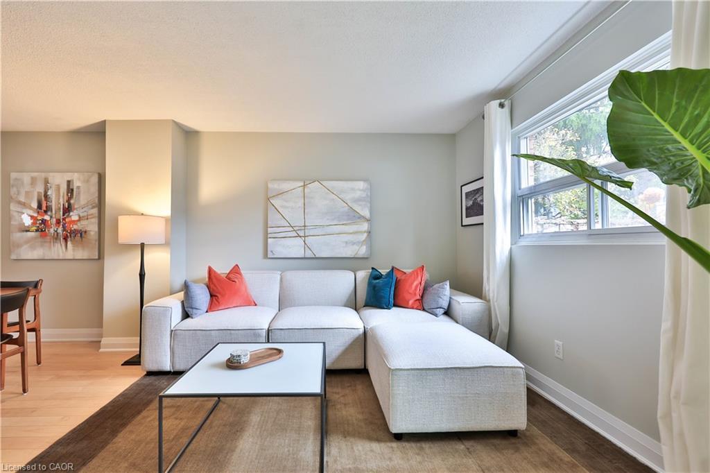 83-1055 Shawnmarr Road, Mississauga, ON - Indoor Photo Showing Living Room
