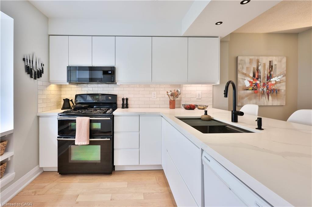 83-1055 Shawnmarr Road, Mississauga, ON - Indoor Photo Showing Kitchen
