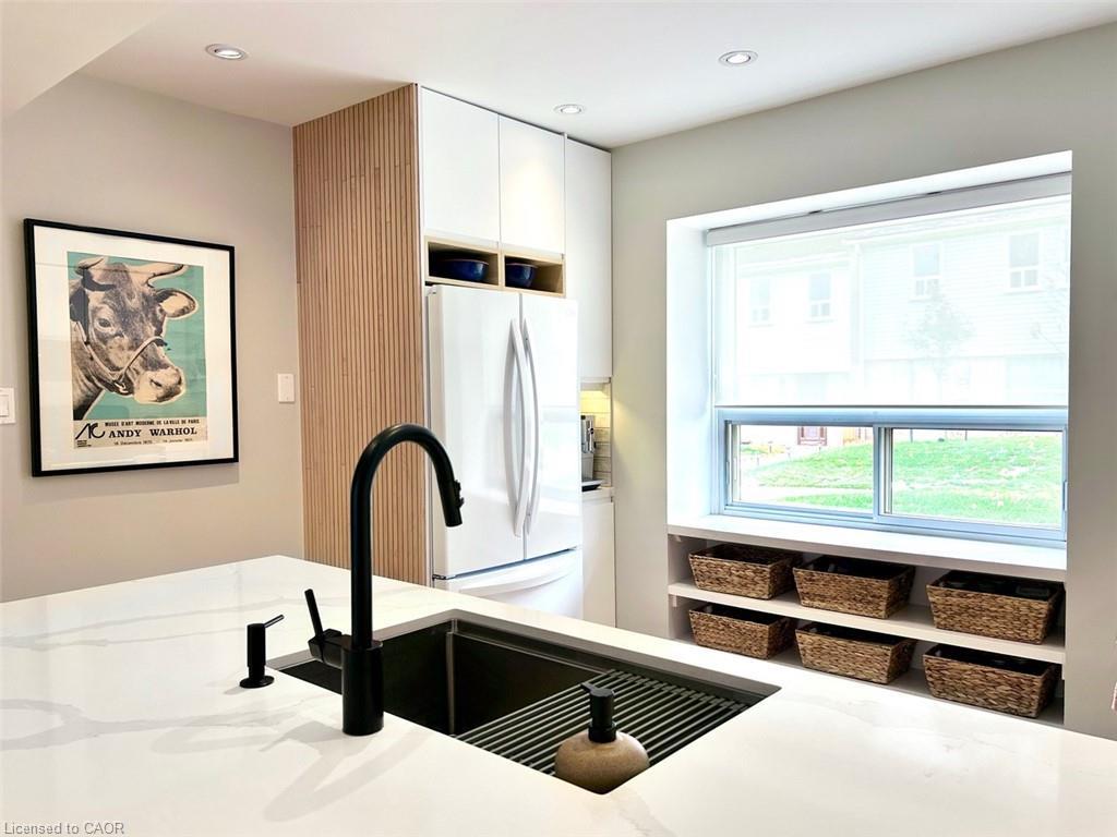 83-1055 Shawnmarr Road, Mississauga, ON - Indoor Photo Showing Kitchen