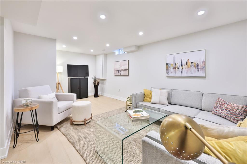 83-1055 Shawnmarr Road, Mississauga, ON - Indoor Photo Showing Living Room