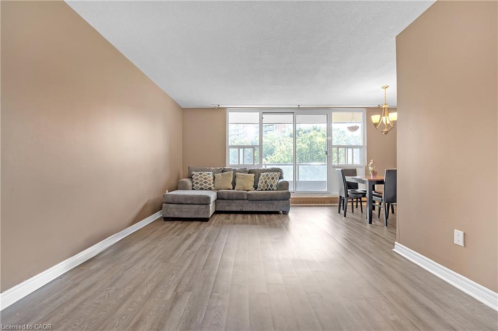 402-1966 Main Street W, Hamilton, ON - Indoor Photo Showing Living Room