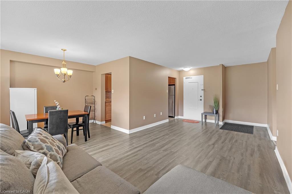 402-1966 Main Street W, Hamilton, ON - Indoor Photo Showing Living Room