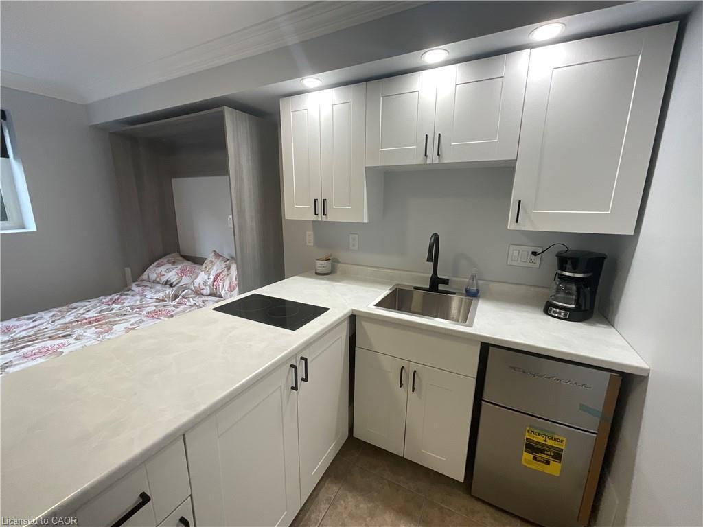 108-1212 Fennell Avenue E, Hamilton, ON - Indoor Photo Showing Kitchen
