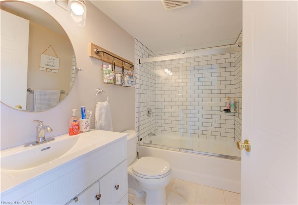 710-3227 King Street E, Kitchener, ON - Indoor Photo Showing Bathroom