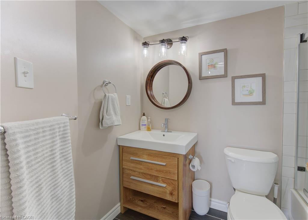 710-3227 King Street E, Kitchener, ON - Indoor Photo Showing Bathroom