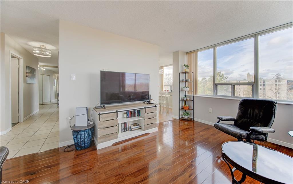 710-3227 King Street E, Kitchener, ON - Indoor Photo Showing Living Room