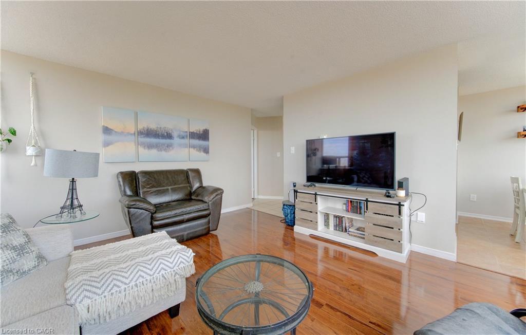 710-3227 King Street E, Kitchener, ON - Indoor Photo Showing Living Room