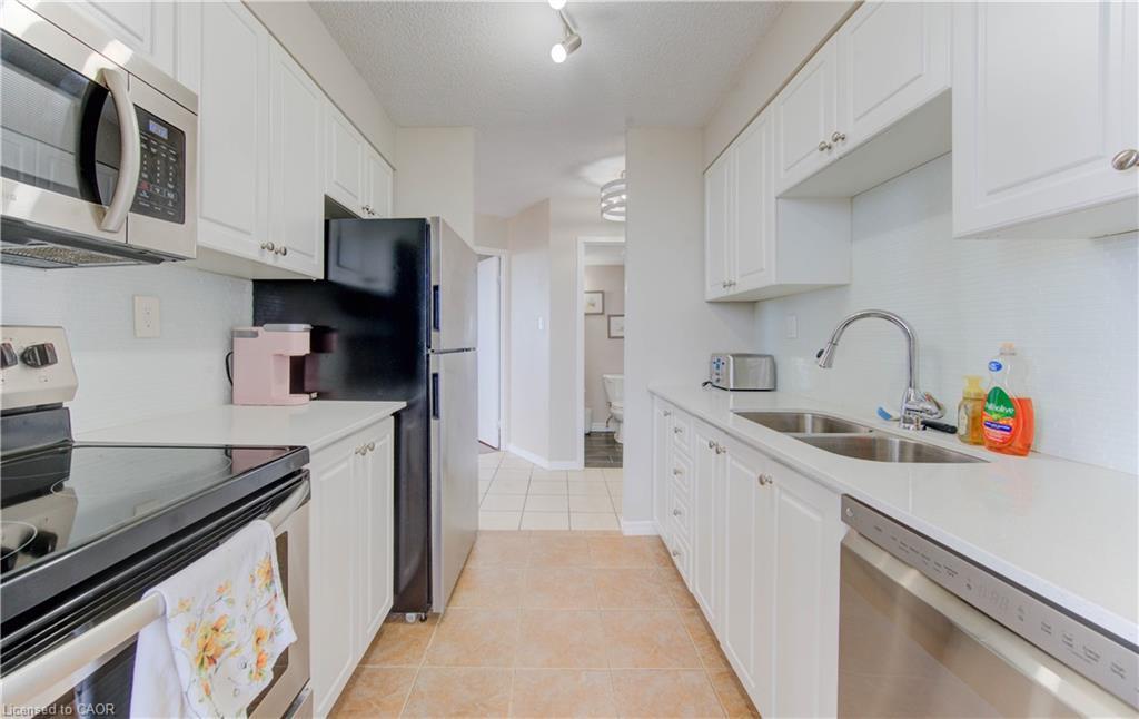 710-3227 King Street E, Kitchener, ON - Indoor Photo Showing Kitchen With Double Sink