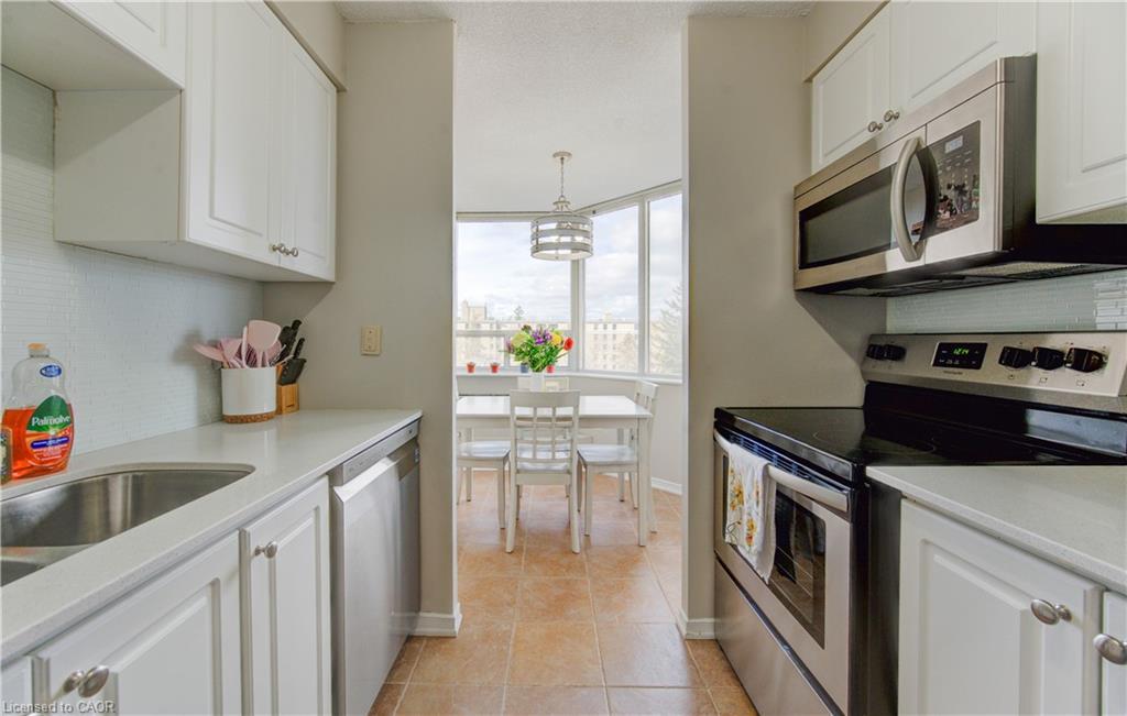710-3227 King Street E, Kitchener, ON - Indoor Photo Showing Kitchen With Upgraded Kitchen