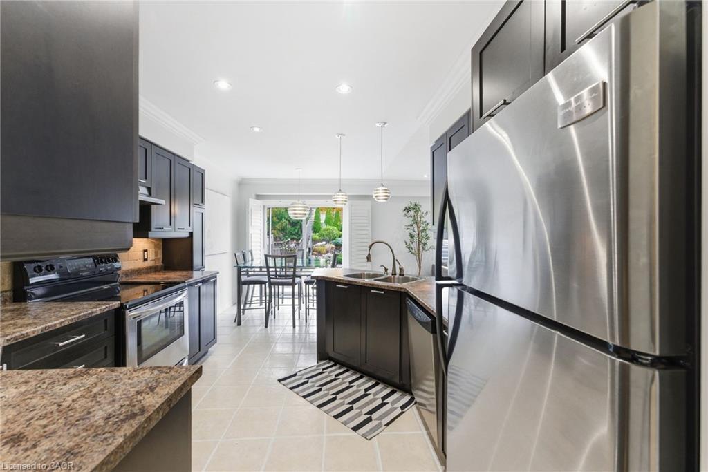 198 Springvalley Crescent, Hamilton, ON - Indoor Photo Showing Kitchen With Upgraded Kitchen