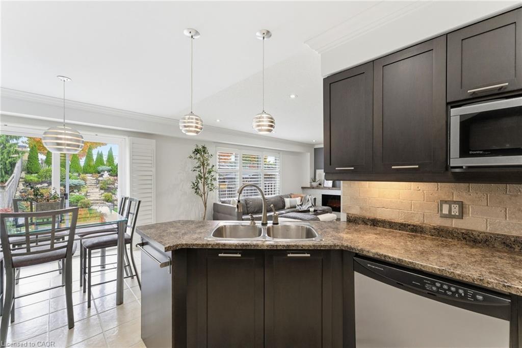 198 Springvalley Crescent, Hamilton, ON - Indoor Photo Showing Kitchen With Double Sink